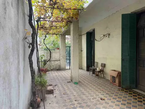 Venta Casa 4 Amb, Santos Lugares, c/patio. Exc.Ubi