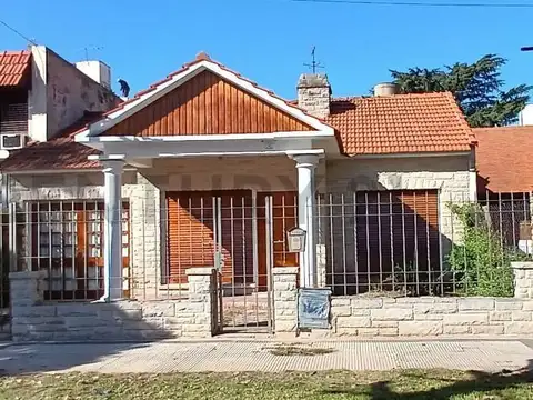 Casa de 3 dormitorios a la venta en 520 entre 12 y 13  Ringuelet La Plata