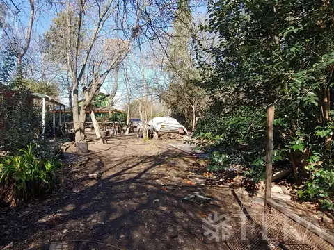 Venta casa 3 ambientes en lote de 2090 m2 en Barrio Parque Las Acacias