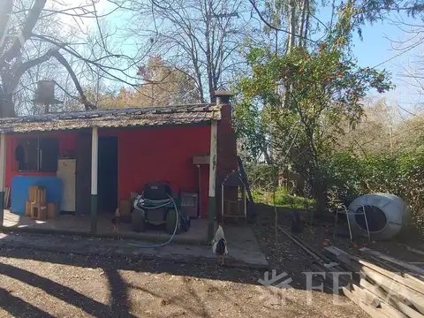 Venta casa 3 ambientes en lote de 2090 m2 en Barrio Parque Las Acacias