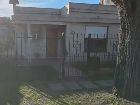 VENTA CASA 4 AMBIENTES PILAR.-