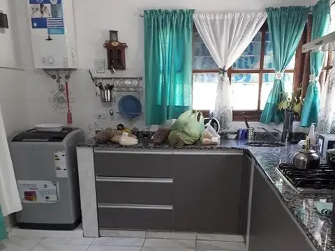 Casa con buen lote y depto. - La Serranita