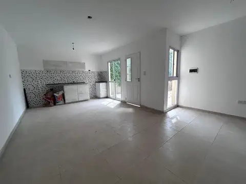 CASA 2 DORMITORIOS CON PATIO A ESTRENAR