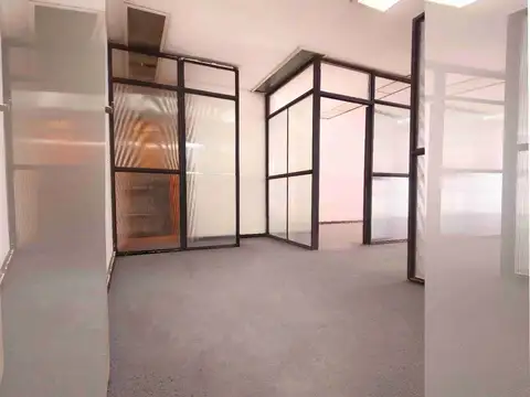 San Martín entre Mendoza y 3 de febrero: OFICINA c/ 5 gabinetes separados