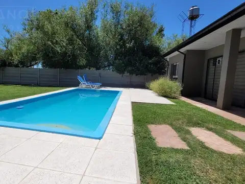 Casa en Alquiler con 2 cocheras