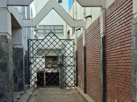 vendo cochera en pleno centro y a dos cuadras de casa de gob