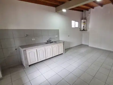 Depto Tipo Casa en Alquiler en Lanus Oeste, $ 550.000