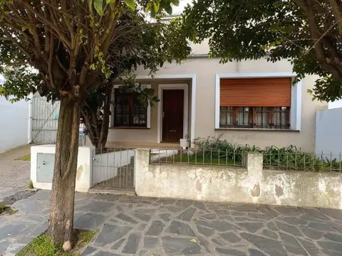 VENTA DE 2 CASAS EN AMPLIO LOTE ZONA de COLEGIOS