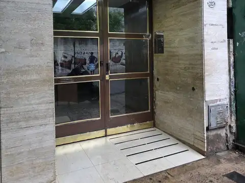 Monoambiente dividido con balcón en venta en el barrio de Balvanera