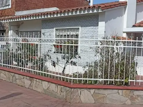 OPORTUNIDAD Casa, local y cochera en Gro Baigorria