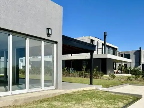 Casa en Venta con 5 cocheras