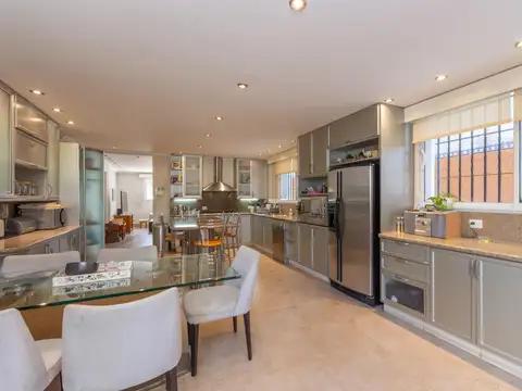 Casa 5 ambientes con 4 baños