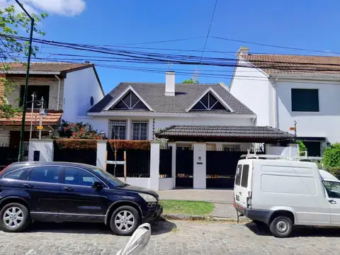Casa en alquiler y venta en Martinez de Libertador al Rio.