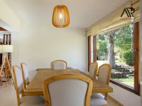 Casa 8 ambientes con 5 baños