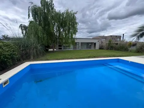 Venta de casa con pileta en San Sebastian