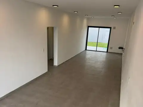 VENTA CASA 2 DORMITORIOS EN SUITE PATIO AMPLIO COCHERA DOBLE