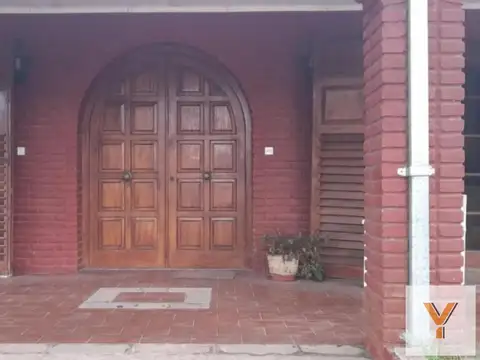 Casa 5 ambientes con 4 baños