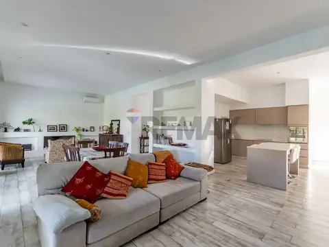 Casa en Venta con 2 cocheras