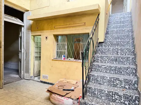 Venta casa de pasillo a reciclar (NO PH)