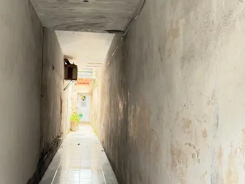 Venta casa de pasillo a reciclar (NO PH)