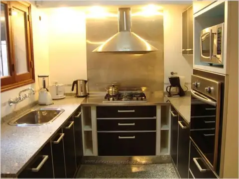 CASA ESQUINA EN CIUDAD DE MENDOZA