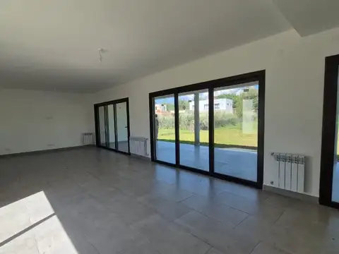 Casa 4 ambientes con 4 baños