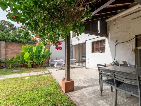 Casa 6 ambientes con 2 baños