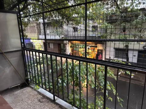 1 ambiente a la calle con balcon