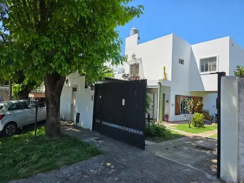 Casa 5 ambientes con 1 baño