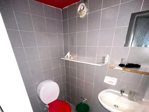 LOCAL A LA CALLE CON SOTANO - BUENA UBICACION