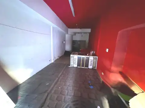 LOCAL A LA CALLE CON SOTANO - BUENA UBICACION