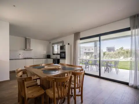 Casa en Venta con 3 cocheras