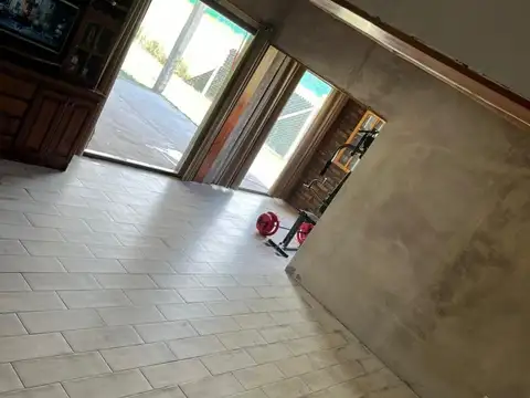 Casa 6 ambientes con 2 baños