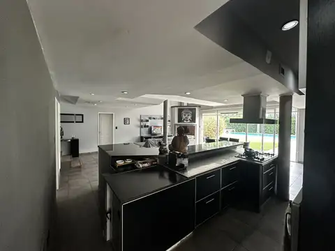 Casa 6 AMBIENTES con TERRAZA, QUINCHO, PARRILLA, PISCINA, JARDÍN, TERRAZA, COCHERAS Y BODEGA en Barr