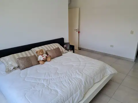 Casa en  Los Lagos, lote interno, jardin , piscina, escasa antiguedad!