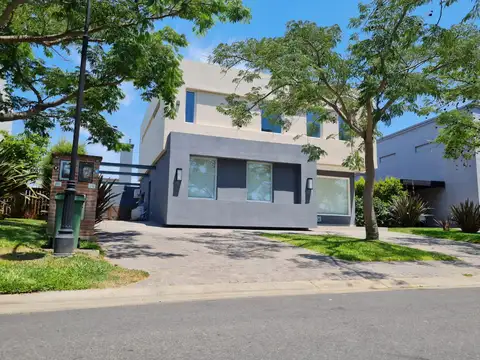 Casa en  Los Lagos, lote interno, jardin , piscina, escasa antiguedad!