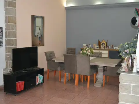 Casa 6 ambientes con 2 baños