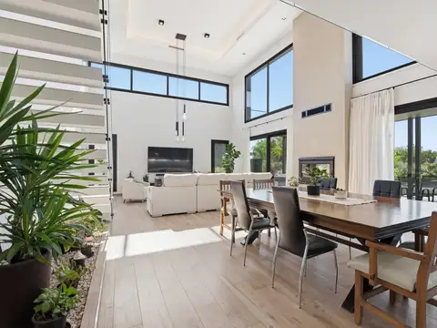 Casa en Venta con 6 cocheras
