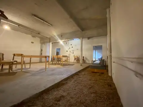 DEPOSITO CON VIVIENDA EN PRIMER PISO