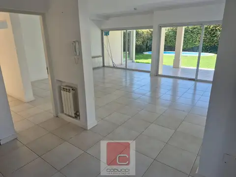 Casa en Alquiler con 2 cocheras