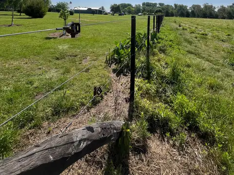 AV, VALERIA DE CROTTO A 700 MTS DE RUTA 205- URIBELARREA.