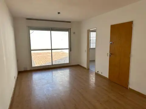 VENTA - DEPARTAMENTO DE DOS DORMITORIOS CON PATIO EN BARRIO MARTIN