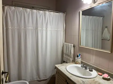 Casa en Alquiler con 2 cocheras