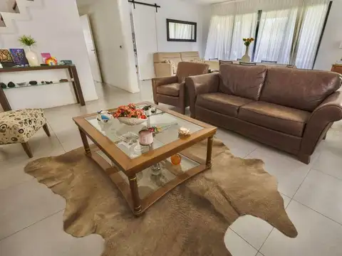 Casa 5 ambientes con 3 baños