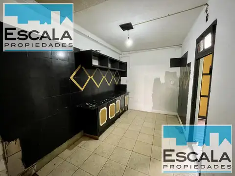CASA 4 HABITACIONES CON PATIO Y COCHERA - USO COMERCIAL