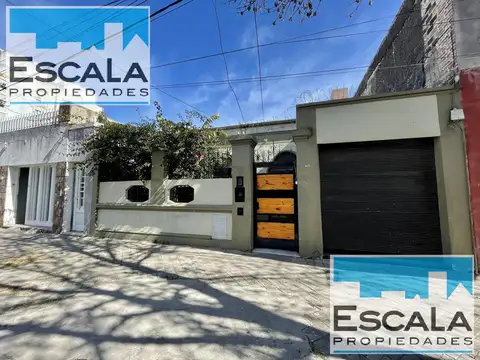 CASA 4 HABITACIONES CON PATIO Y COCHERA - USO COMERCIAL