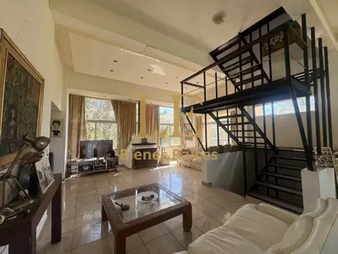 Casa en Venta con 3 cocheras
