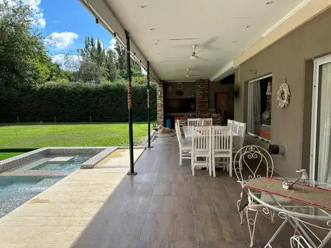 Casa 4 ambientes con 3 baños
