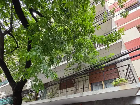 MUY BUEN DEPARTAMENTO 2 AMB. - CON PATIO - LUMINOSO - MUY BUENA UBICACION