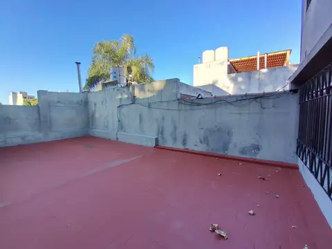 TIPO CASA AMPLIO SUP. PROP. 127,77 M2– EN MUY BUEN ESTADO – CON PATIO Y TERRAZA – SIN EXPENSAS